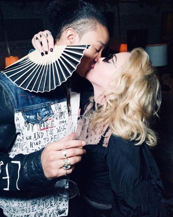Мадонна страстно целовалась на вечеринке со своим 26-летним бойфрендом. ВИДЕО