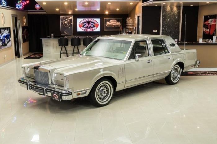 40-летний Lincoln Continental Mark VI с выставили на продажу