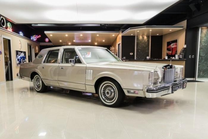 40-летний Lincoln Continental Mark VI с выставили на продажу