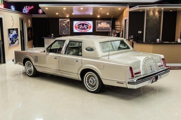 40-летний Lincoln Continental Mark VI с выставили на продажу