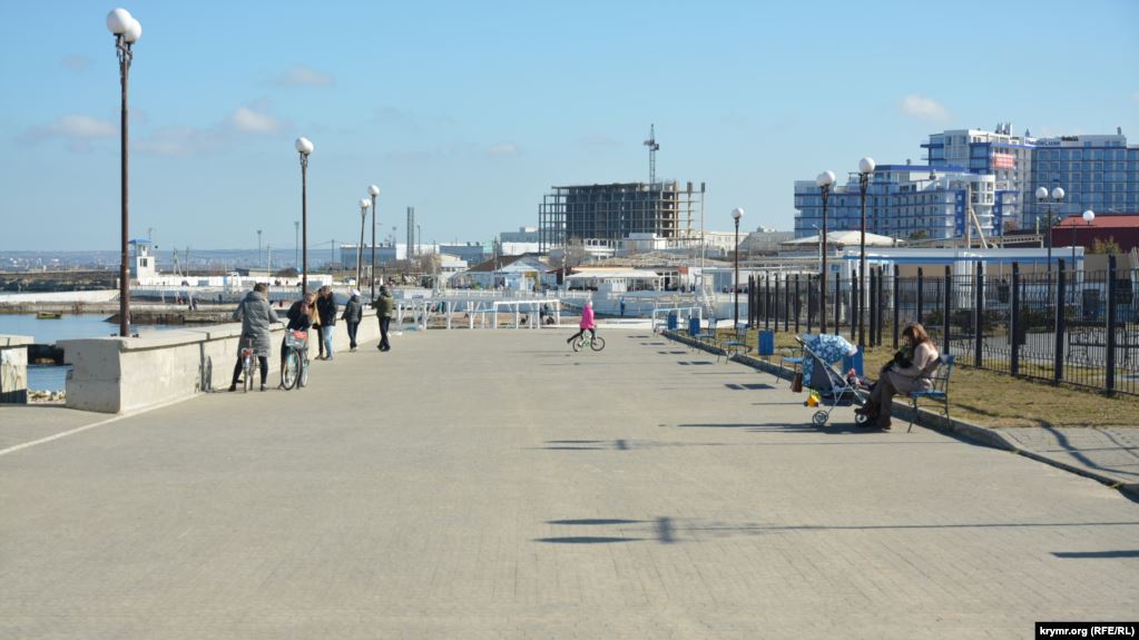 Дальняя западная оконечность набережной пляжа &ndash; просторная, она примерно в два раза шире восточной, и по ней можно покататься на велосипеде