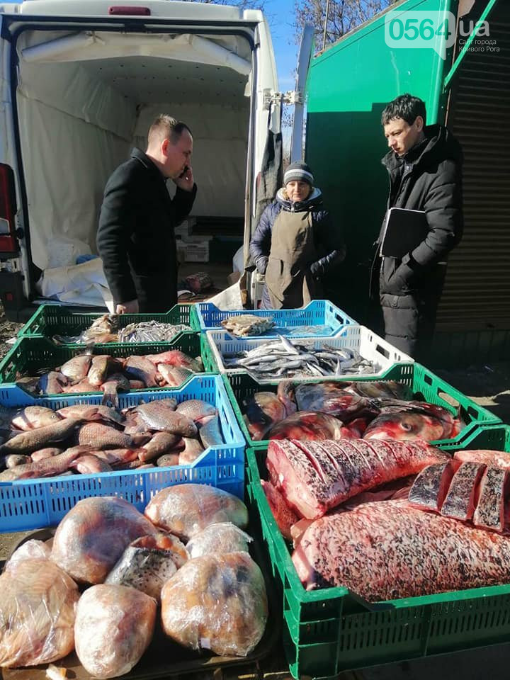 «Вонь сбивает с ног»: в Кривом Роге выписали штрафы торговцам рыбой и колбасой. ФОТО