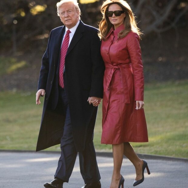 В стиле 70-х: Мелания Трамп в красном кожаном пальто и модных очках отправилась в Палм-Бич. ФОТО