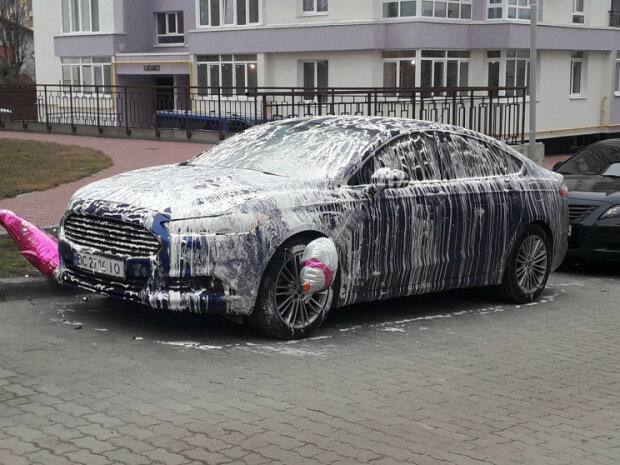Пострадал от коронавируса: в сети показали курьезное фото с автомобилем из Львова
