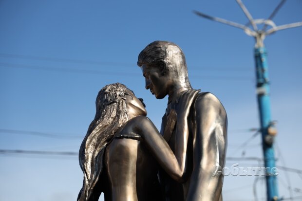 В сети высмеяли нелепый памятник влюбленной пары в Каменском. ФОТО