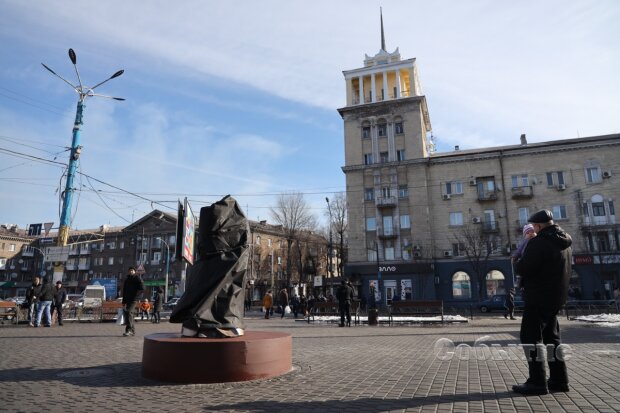 В сети высмеяли нелепый памятник влюбленной пары в Каменском. ФОТО