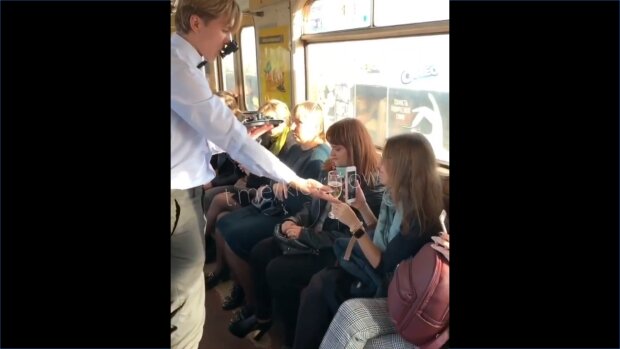 В Киеве один из вагонов метро превратили в ресторан: курьезные фото