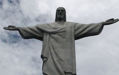Молния повредила палец знаменитой статуи Христа-Искупителя в Бразилии
