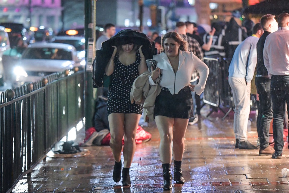 Плохая погода — не повод грустить! Британская молодежь продолжает тусовки даже в ураган. ФОТО