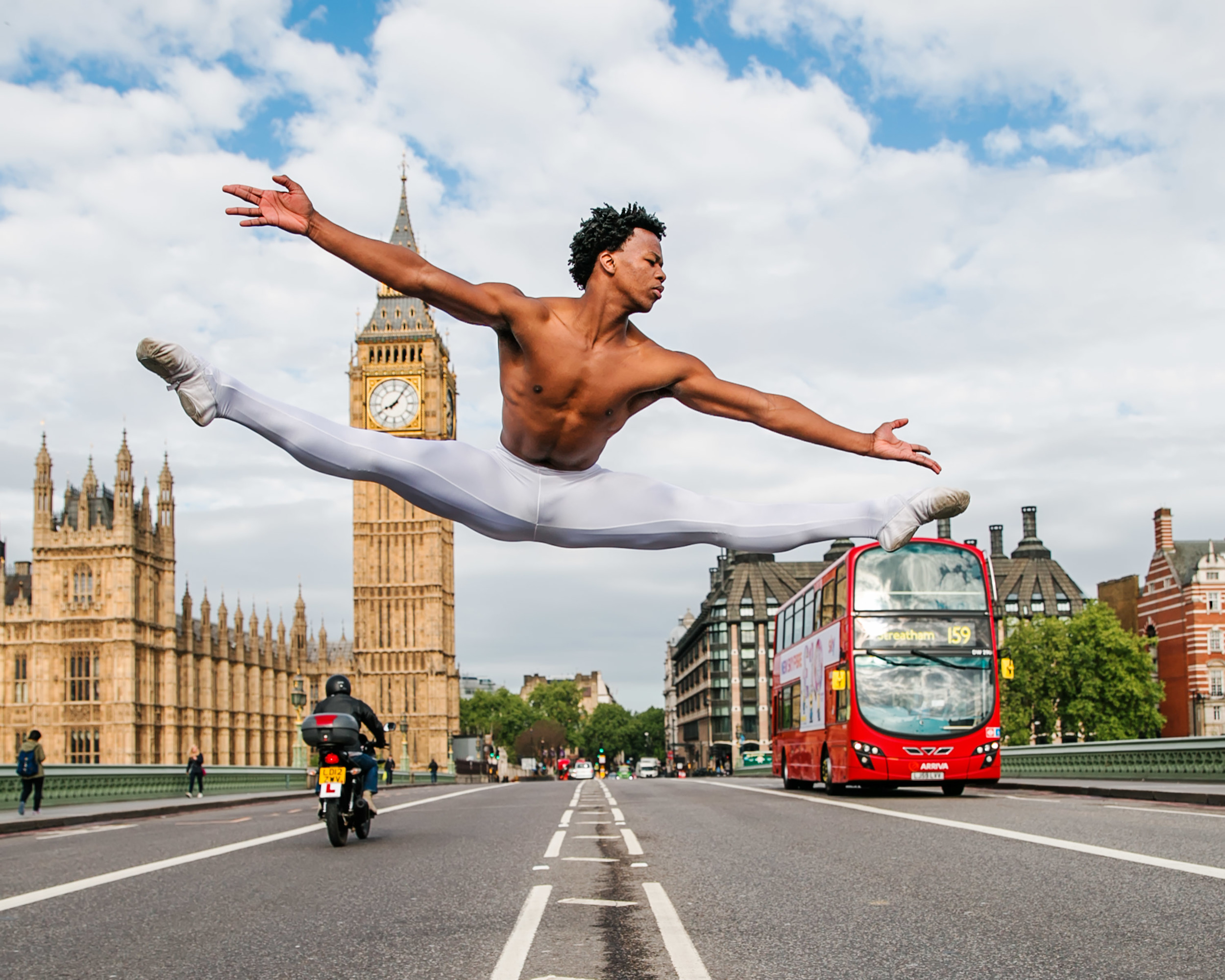 Публично: стриптиз и йога на улицах большого города. ФОТО