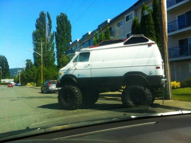 Странные автомобили и необычный транспорт на дорогах