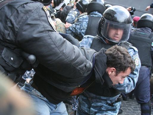 Правоохренители отлавливают мирных протестующих на Майдане и "шьют" им массовые беспорядки