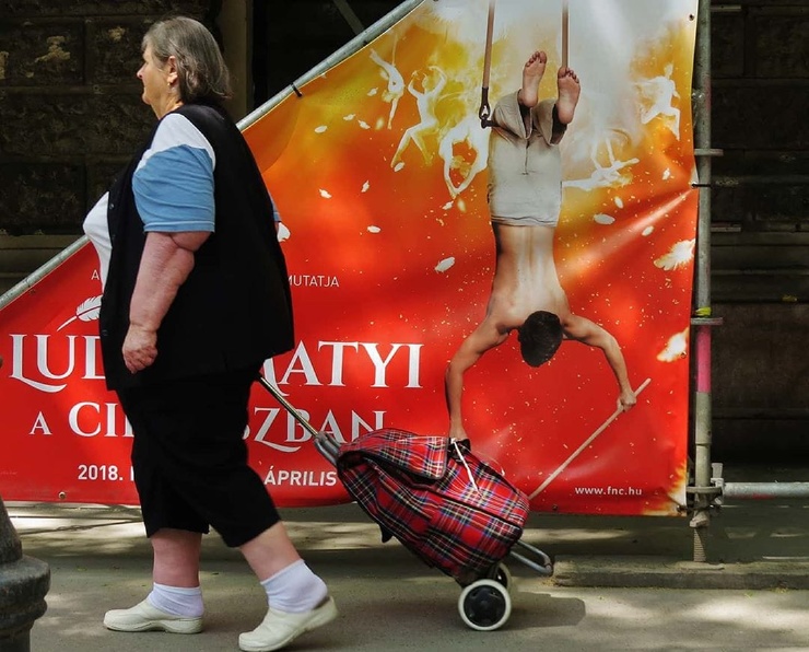 Греческий фотограф подкарауливает удачные моменты, делая снимки, в которых главный герой — совпадение. ФОТО