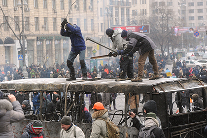 Азаров объявил активистов в центре Киева террористами
