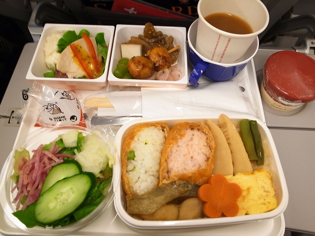 Как выглядит еда на борту самолета в 15 авиакомпаниях. ФОТО