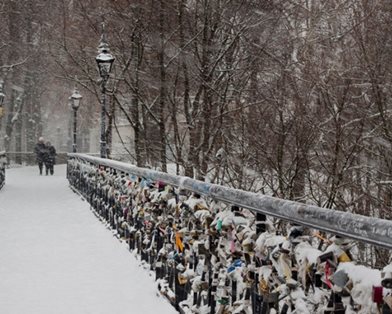 Влюбленные в Киеве остались "без моста" 
