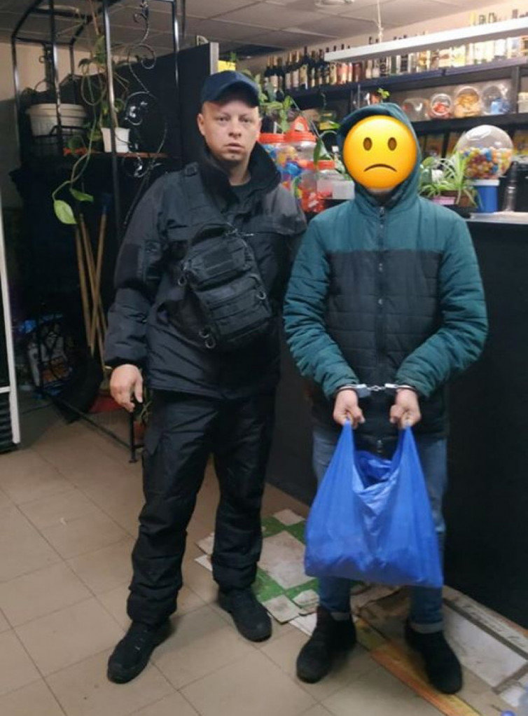 Под Днепром парень хотел ограбить магазин, но не смог выйти и ночью поел продукты с полок. ФОТО