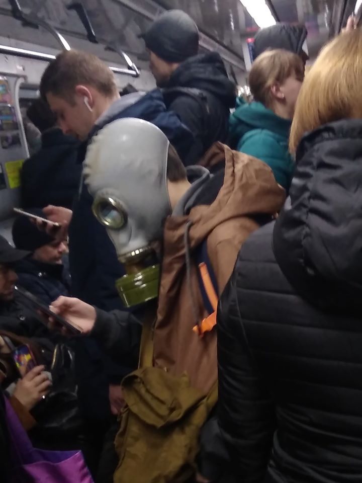 В метро Киева заметили человека, готового к эпидемии коронавируса. ФОТО