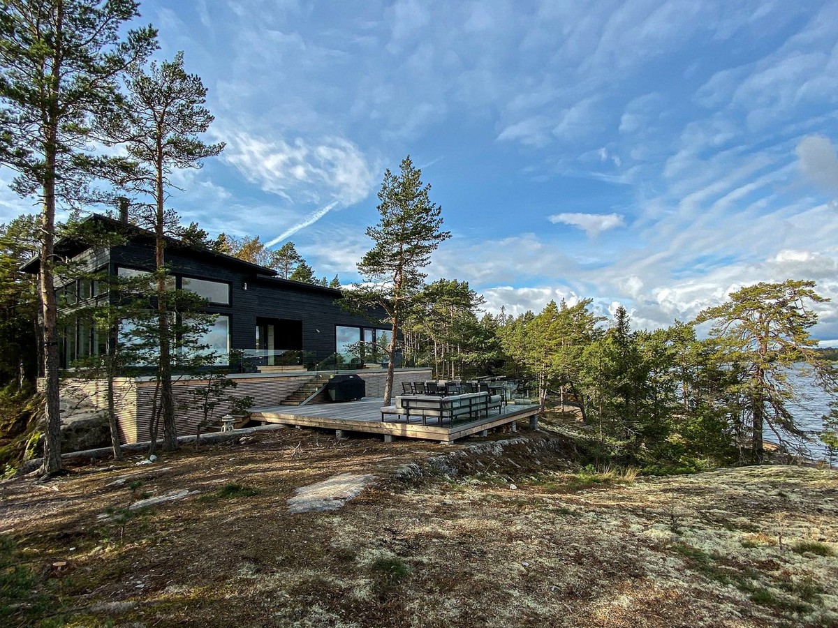 Загородный дом на скалах в Финляндии