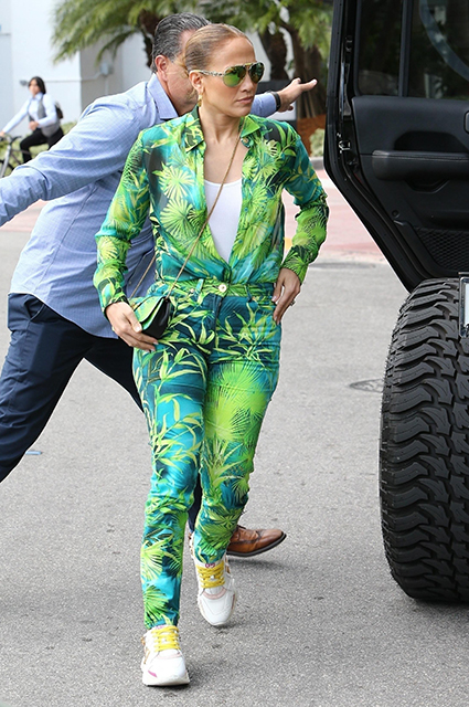 Теперь в стиле casual: Дженнифер Лопес повторила свой знаменитый образ в наряде от Versace. ФОТО