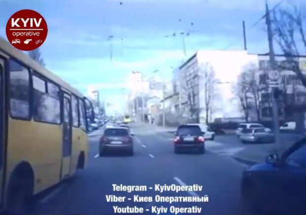В Киеве водитель маршрутки подверг опасности жизни пассажиров. ВИДЕО