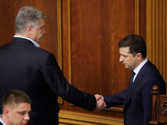 Порошенко и Зеленский пообщались в Раде и пожали руки: в сети появились смешные фотожабы