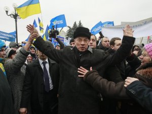 Антимайдан не отпустит Азарова в отставку