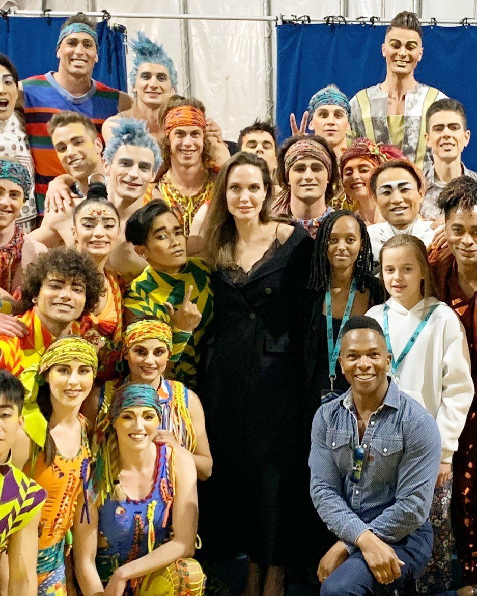 Анджелина Джоли в платье-ночнушке посетила шоу Cirque du Soleil. ФОТО
