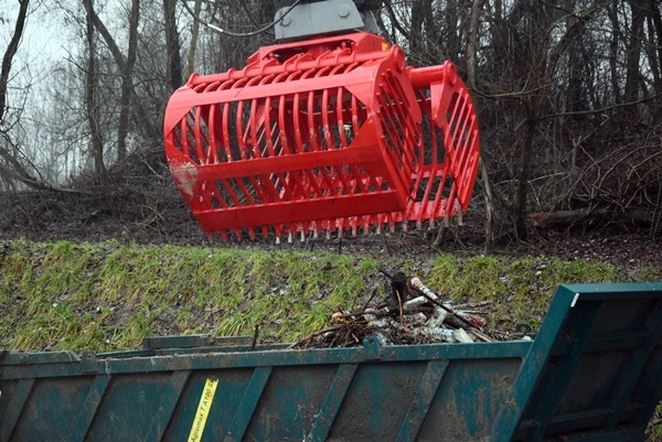 Из Украины в Венгрию приплыли тонны мусора. ФОТО