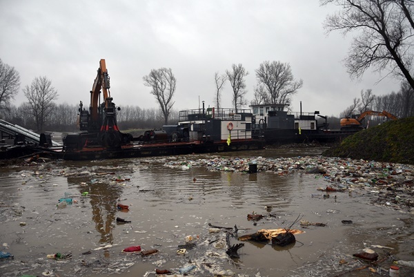 Из Украины в Венгрию приплыли тонны мусора. ФОТО