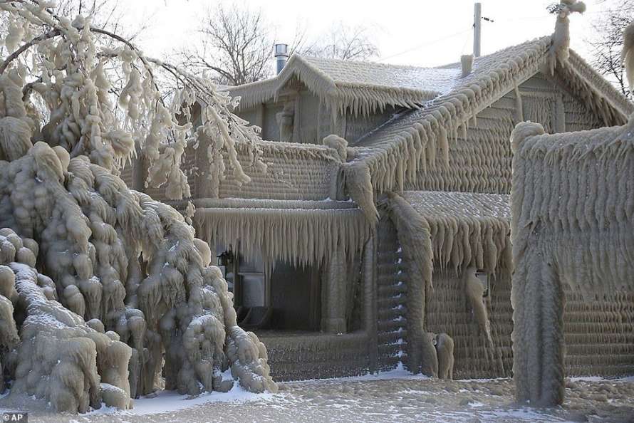 Ледяной шторм на севере США создал «дворец Снежной королевы». ФОТО