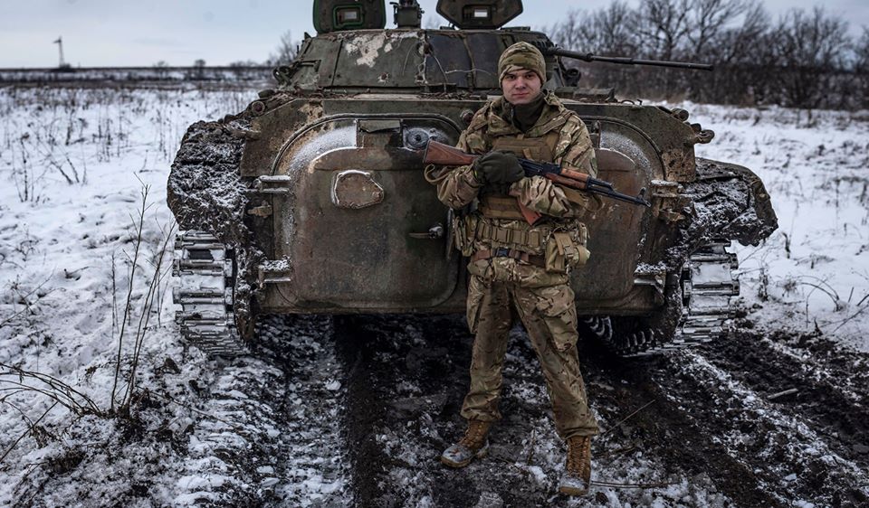 Они защищают наши жизни: появились мощные фото украинских бойцов на передовой на Донбассе. ФОТО