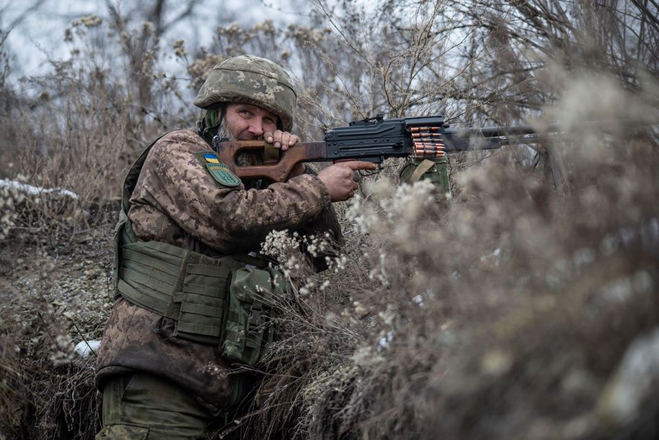Они защищают наши жизни: появились мощные фото украинских бойцов на передовой на Донбассе. ФОТО