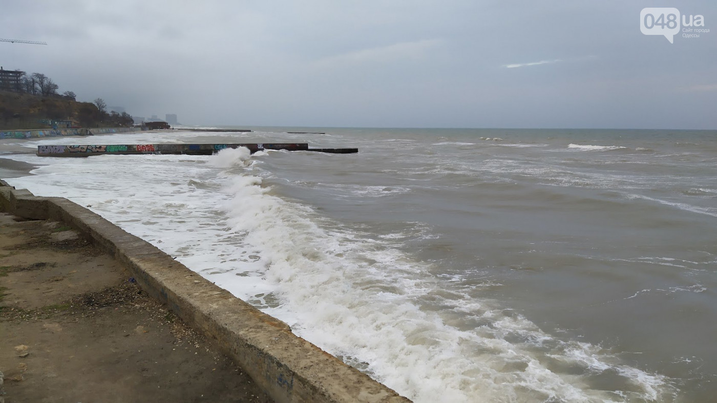 Море наступает: значительная часть пляжей в Одессе оказалась под водой. ФОТО