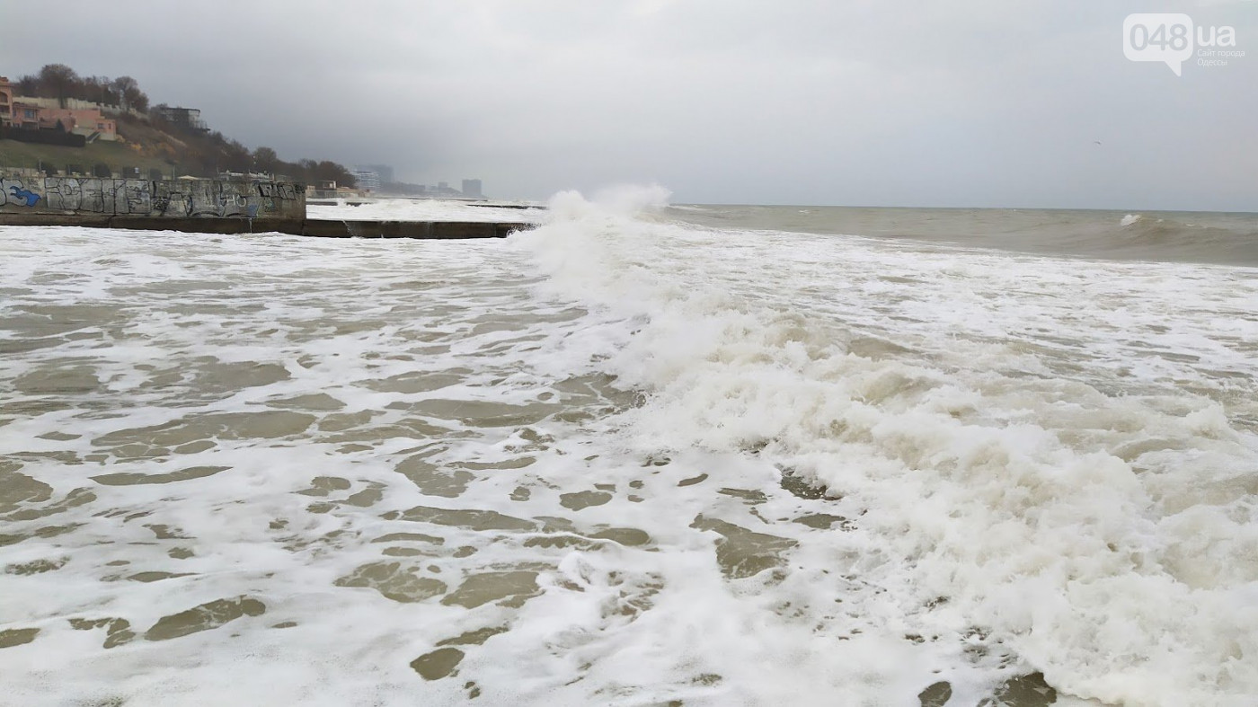 Море наступает: значительная часть пляжей в Одессе оказалась под водой. ФОТО