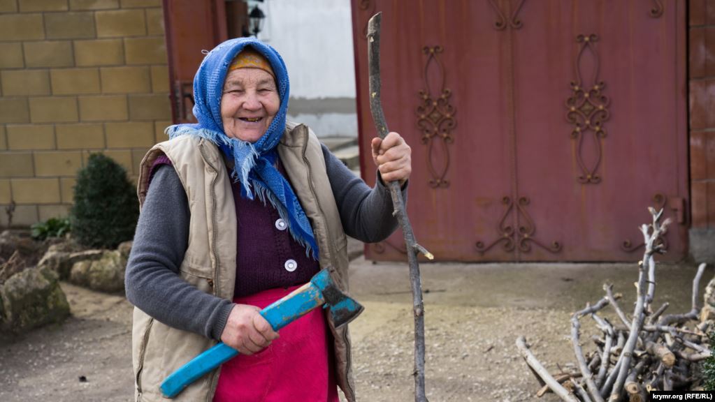 Зузанна Веремчук живет вместе с родной внучкой на улице Житомирской. По словам пенсионерки, вначале 50-х годов прошлого столетия ее семью этнических поляков переселили из Житомирской области