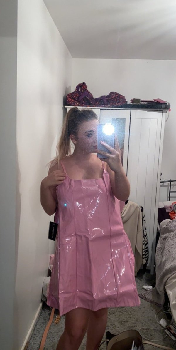 Девушка в интернете заказала секси-платье, а пришел пакет для мусора. ВИДЕО