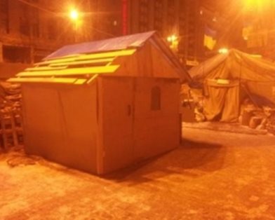 Активисты застраивают киевский Майдан домиками