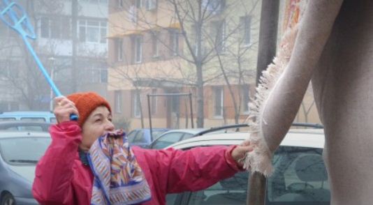 В Молдове хотят ввести штраф за выбивание ковров во дворах