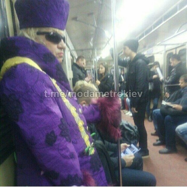 Курьез дня: в киевском метро заметили «королеву». ФОТО