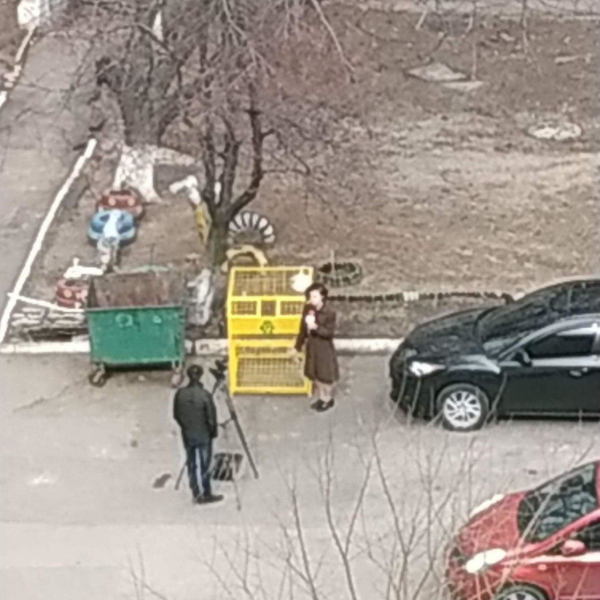 В Донецке, на камеры, торжественно открыли мусорный контейнер. ФОТО