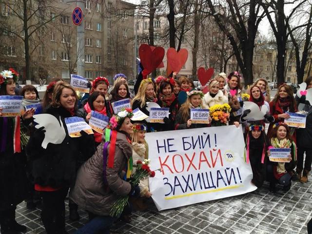 На Евромайдане появилась "женская сотня самообороны"