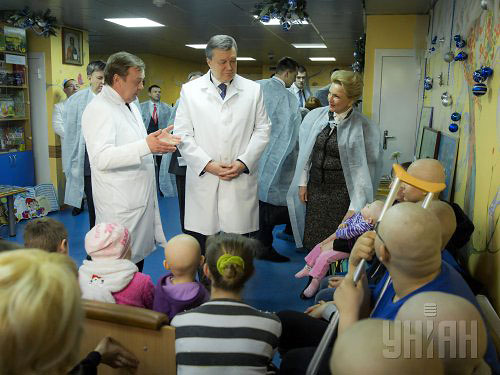 В Институте рака родителей не пускали к детям и заставили снять маски из-за Януковича
