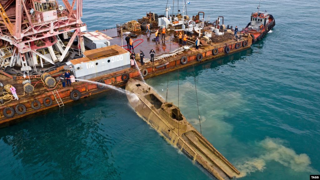 Со дна моря в Севастополе подняли торпедный катер Г-5, затонувший в годы Второй мировой войны. Находку обнаружили у входа в Карантинную бухту