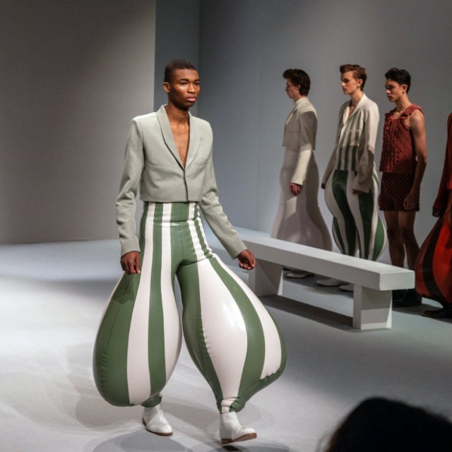 Необычная модная коллекция мужских брюк от Лондонского колледжа моды
