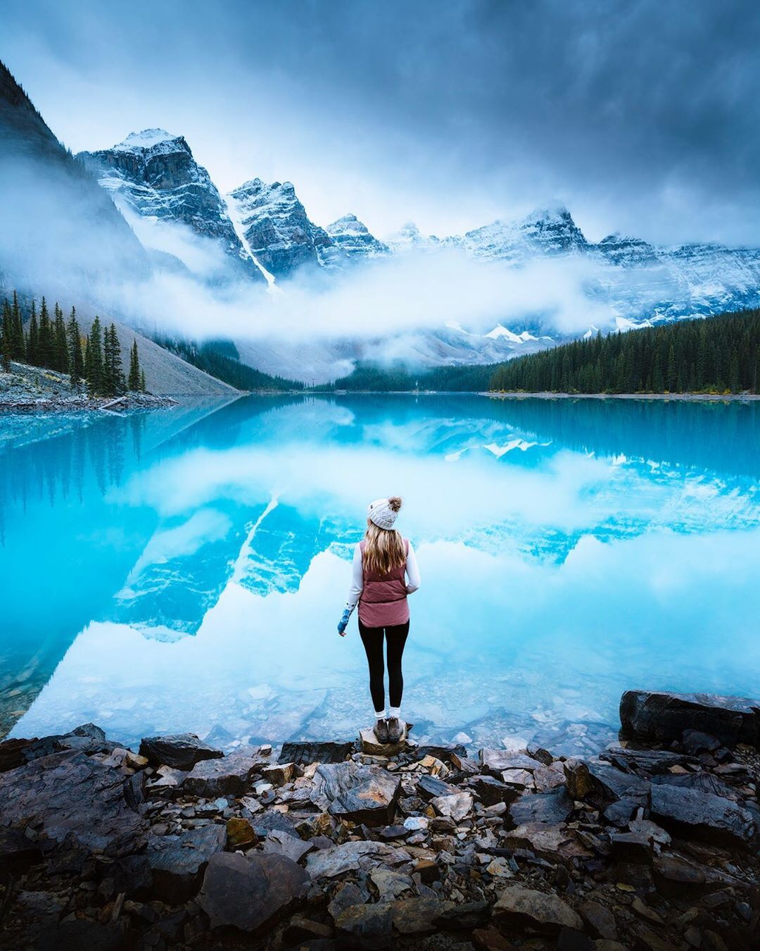 Exploring places. Ханна Морейн Канада. Canadian Rockies (Lake Louise). Природные картинки туристы. Морейн и том Мэрилин.