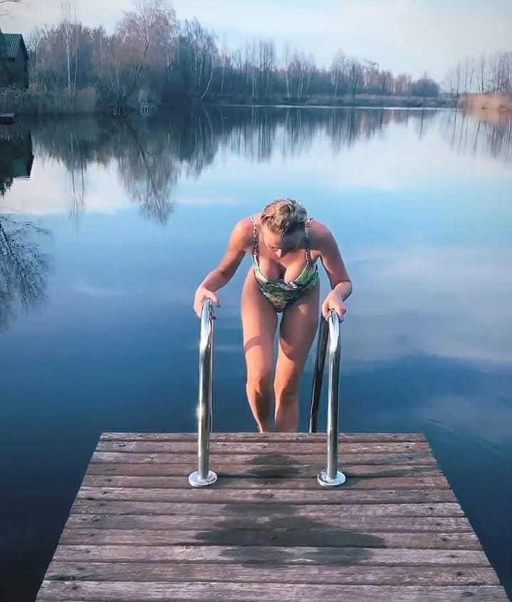 Оля Полякова показала, как купается в марте, надев тесный купальник. ФОТО