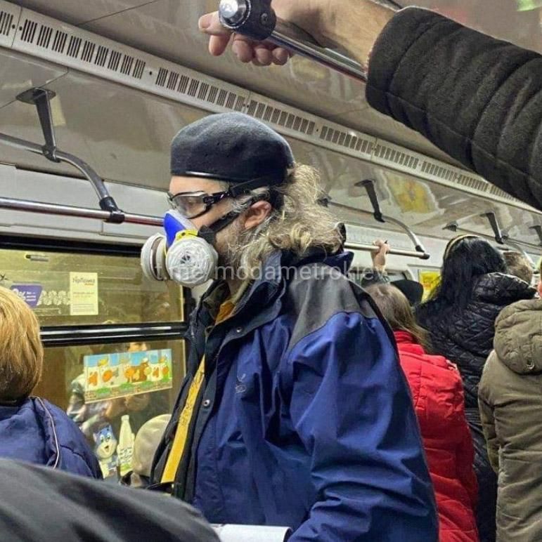 Мужчина в киевском метро показал "броню" от коронавируса: курьезное фото