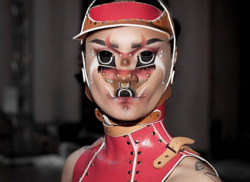 Квир-художница делает сюрреалистический мейкап, превращаясь в инопланетанку. ФОТО