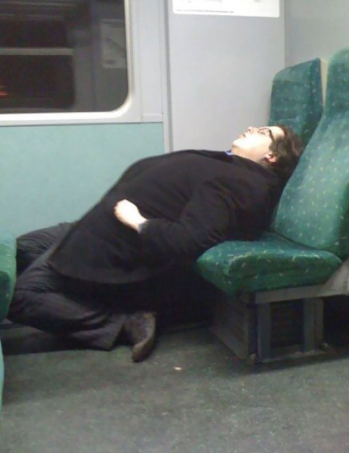 Фото людей, которые забавно и необычно уснули. ФОТО